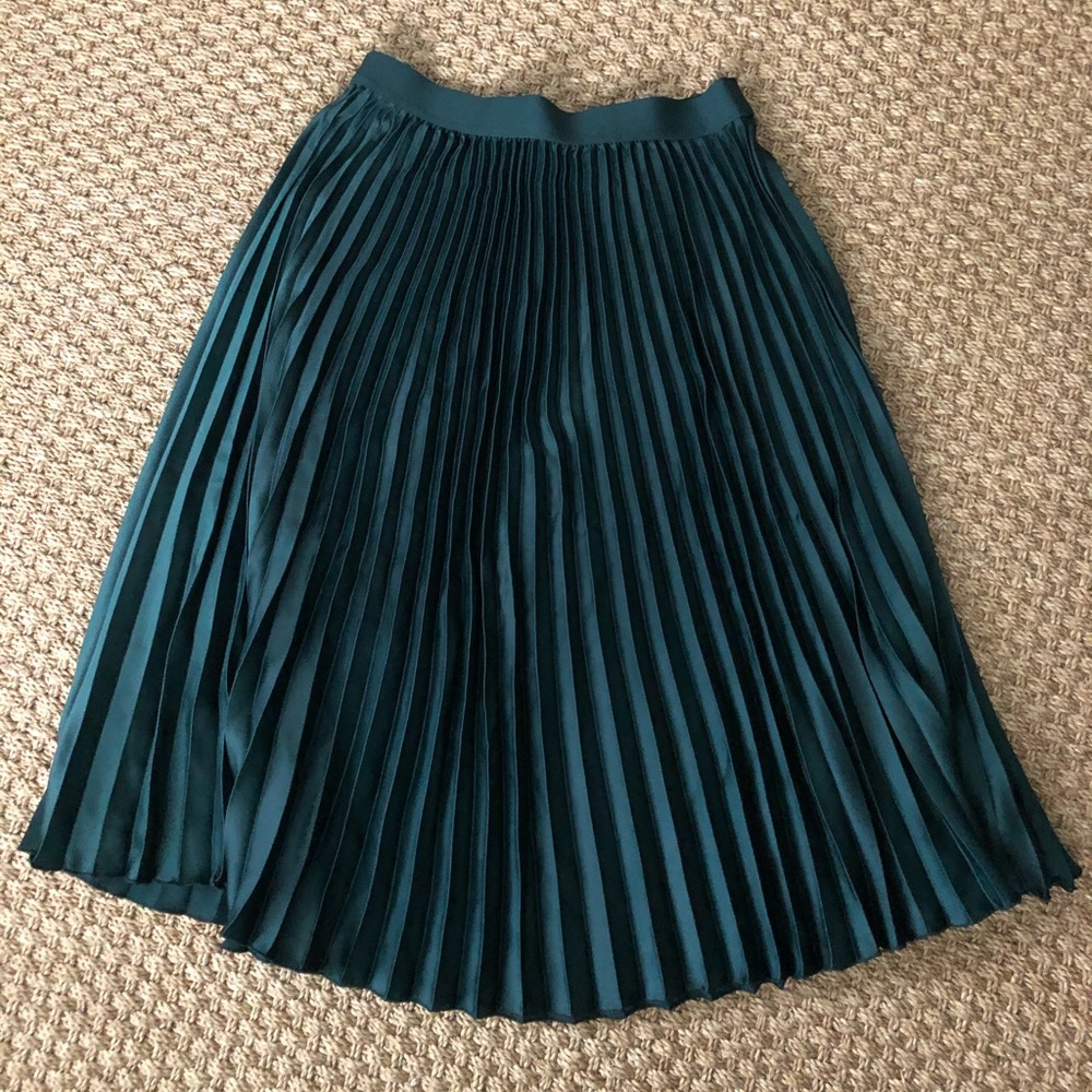 H&M knee length pleated teal skirt